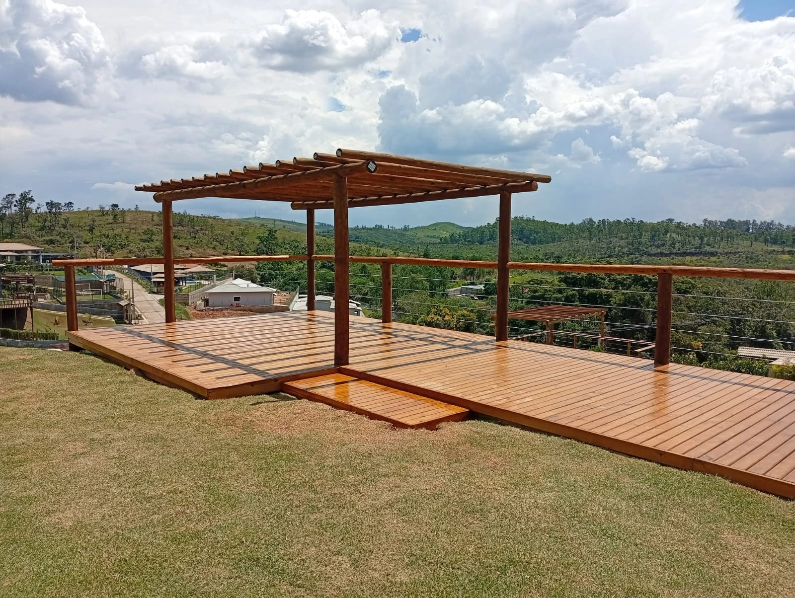 Foto de um deck com pergolado sobre esse deck