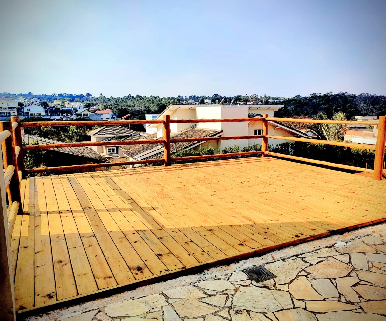 Foto de um deck com uma bela vista