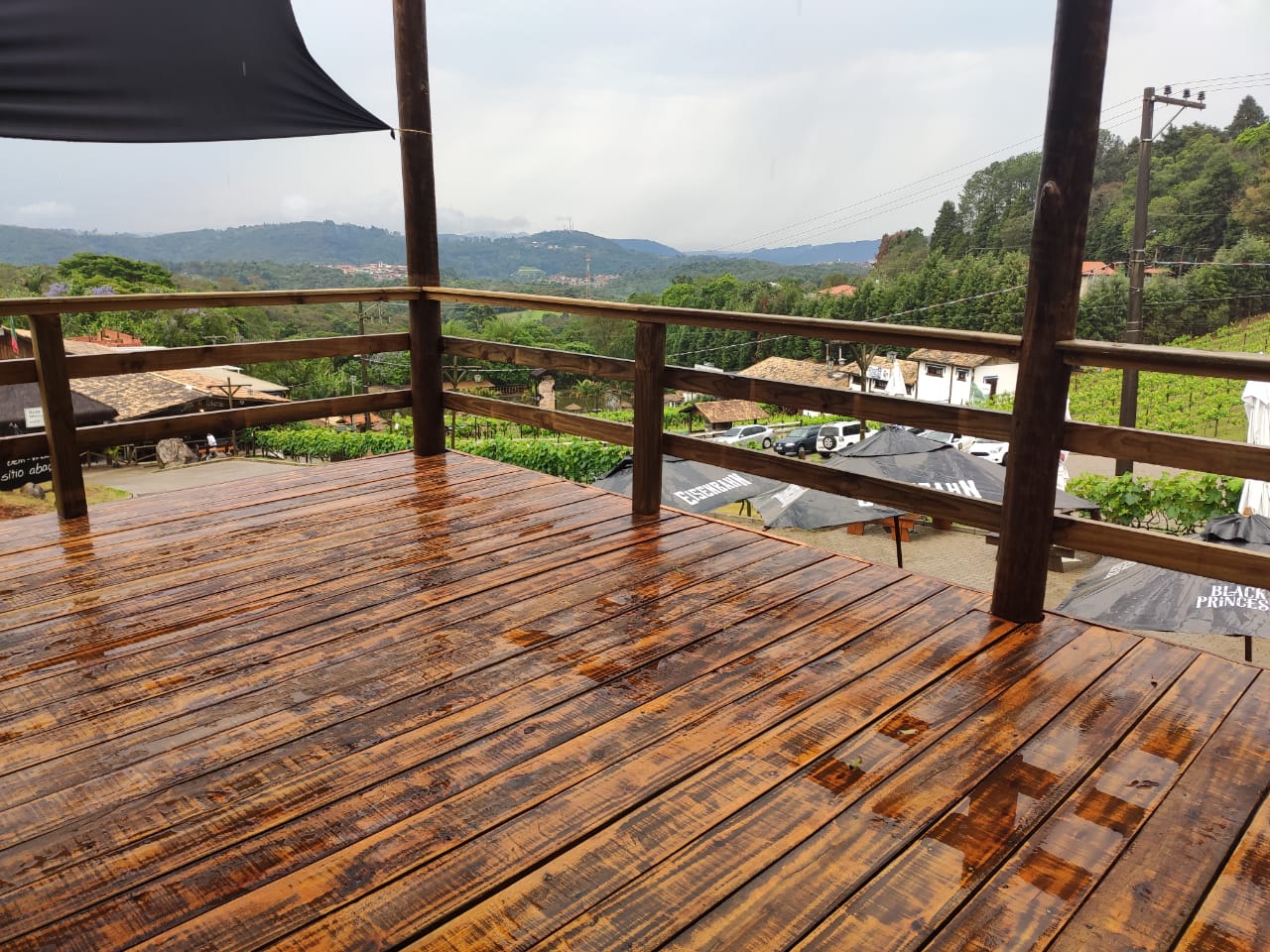 Piso de tábuas de eucalipto tratado com acabamento lixado e selado