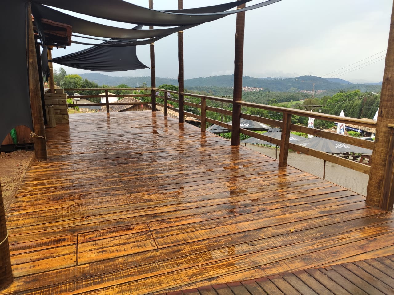 Detalhe técnico de deck suspenso com tábuas de eucalipto selecionadas