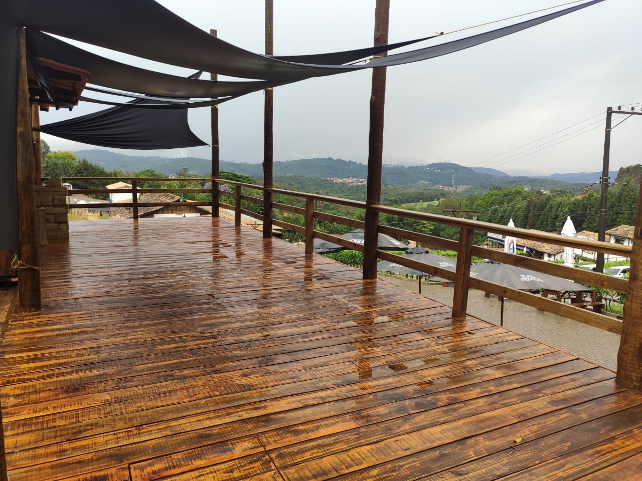 Acabamento final de piso rústico de madeira com proteção premium