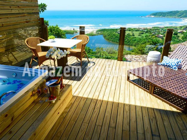 Instalação de deck de pinus tratado com acabamento refinado em área externa