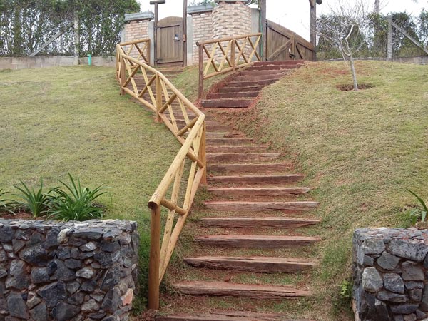 Escada externa construída com degraus de dormentes de madeira nobre