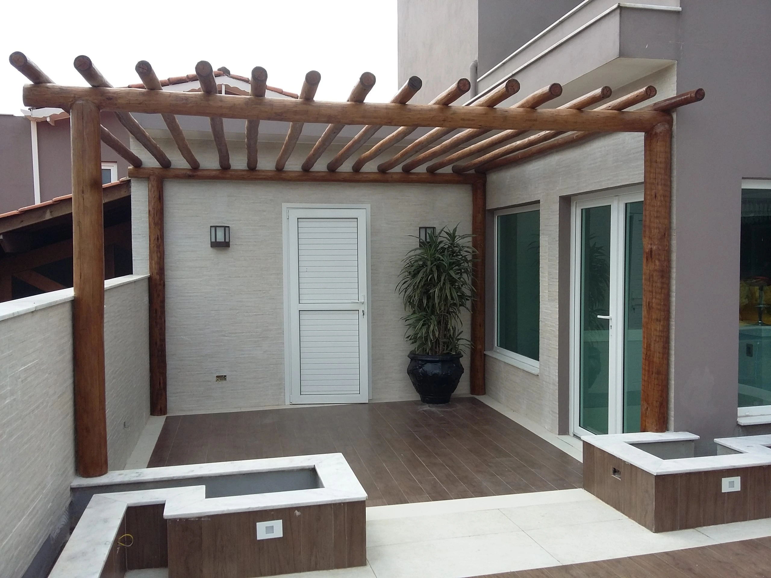 Ambiente rústico elegante com estrutura de madeira tratada e acabamento premium