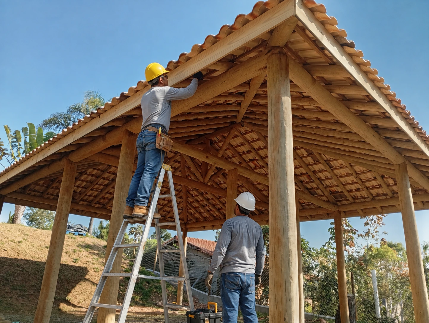 Homens trabalhando montando estrutura de eucalipto tratado