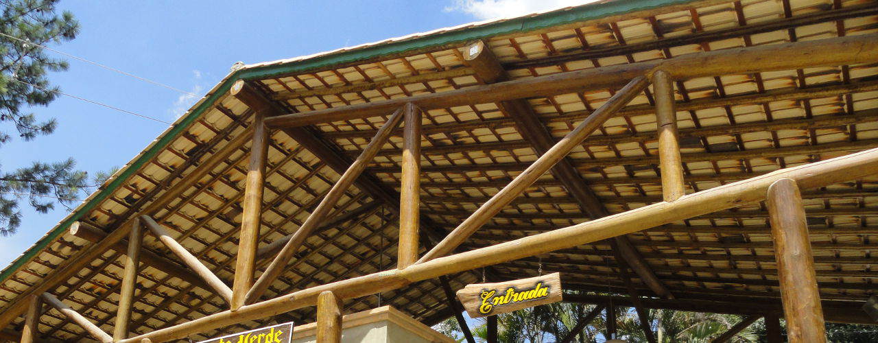 Mão de obra especializada na montagem de estruturas de madeira tratada