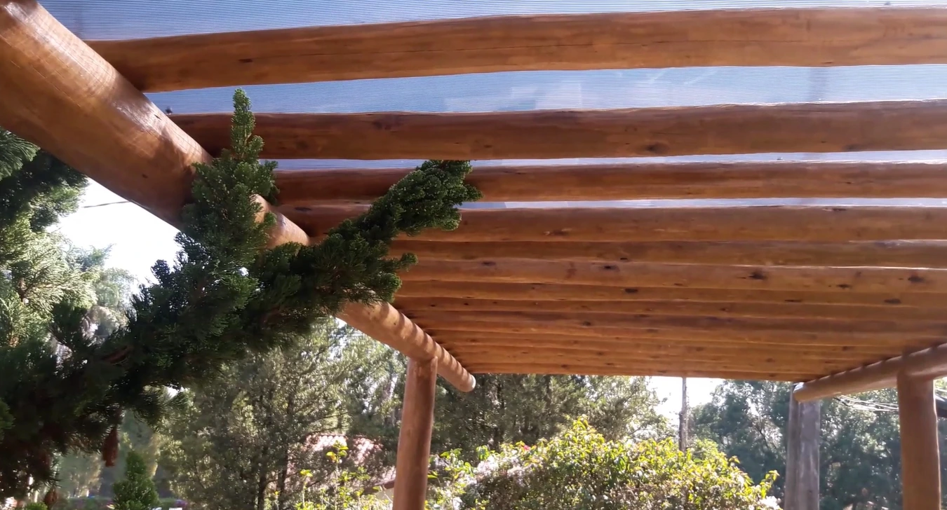 Pergolado de eucalipto tratado com cobertura de policarbonato alveolar