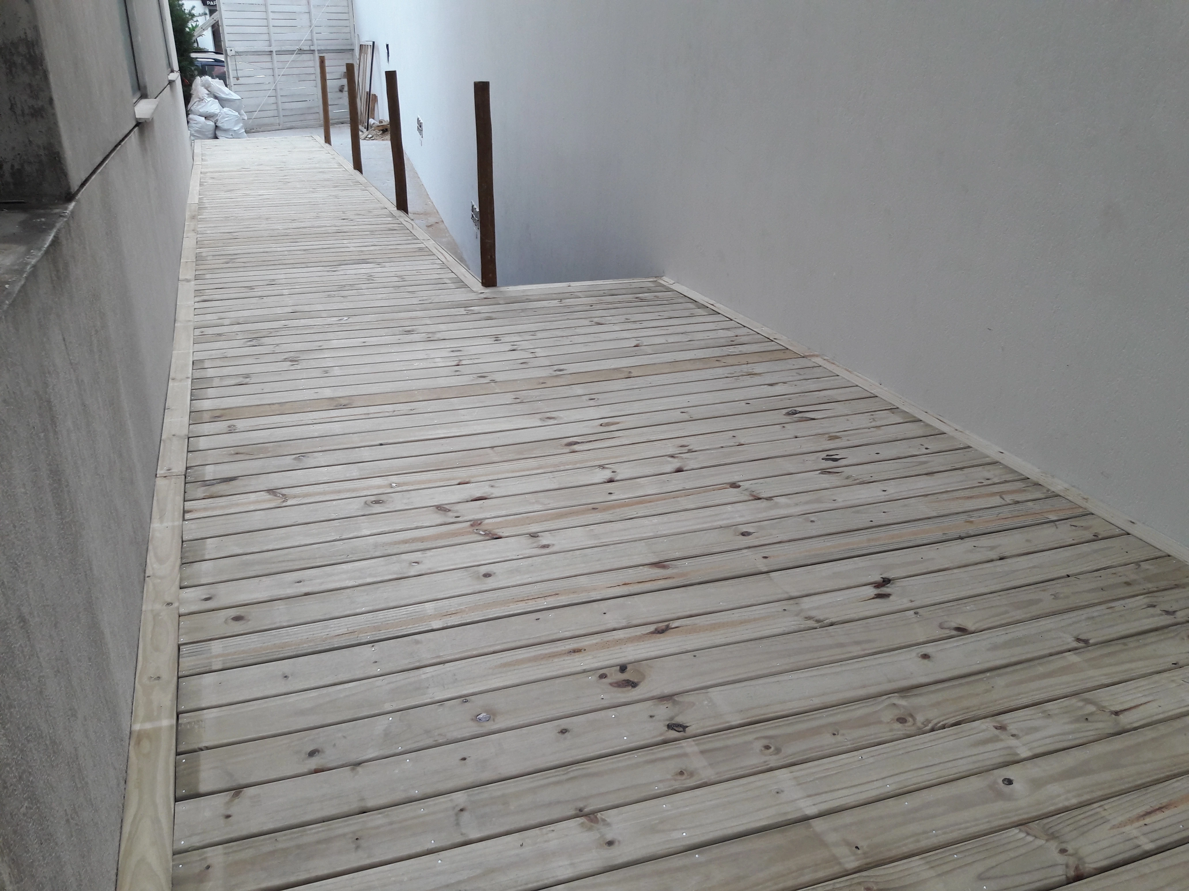 Deck interno de uma caso, feito com pinus