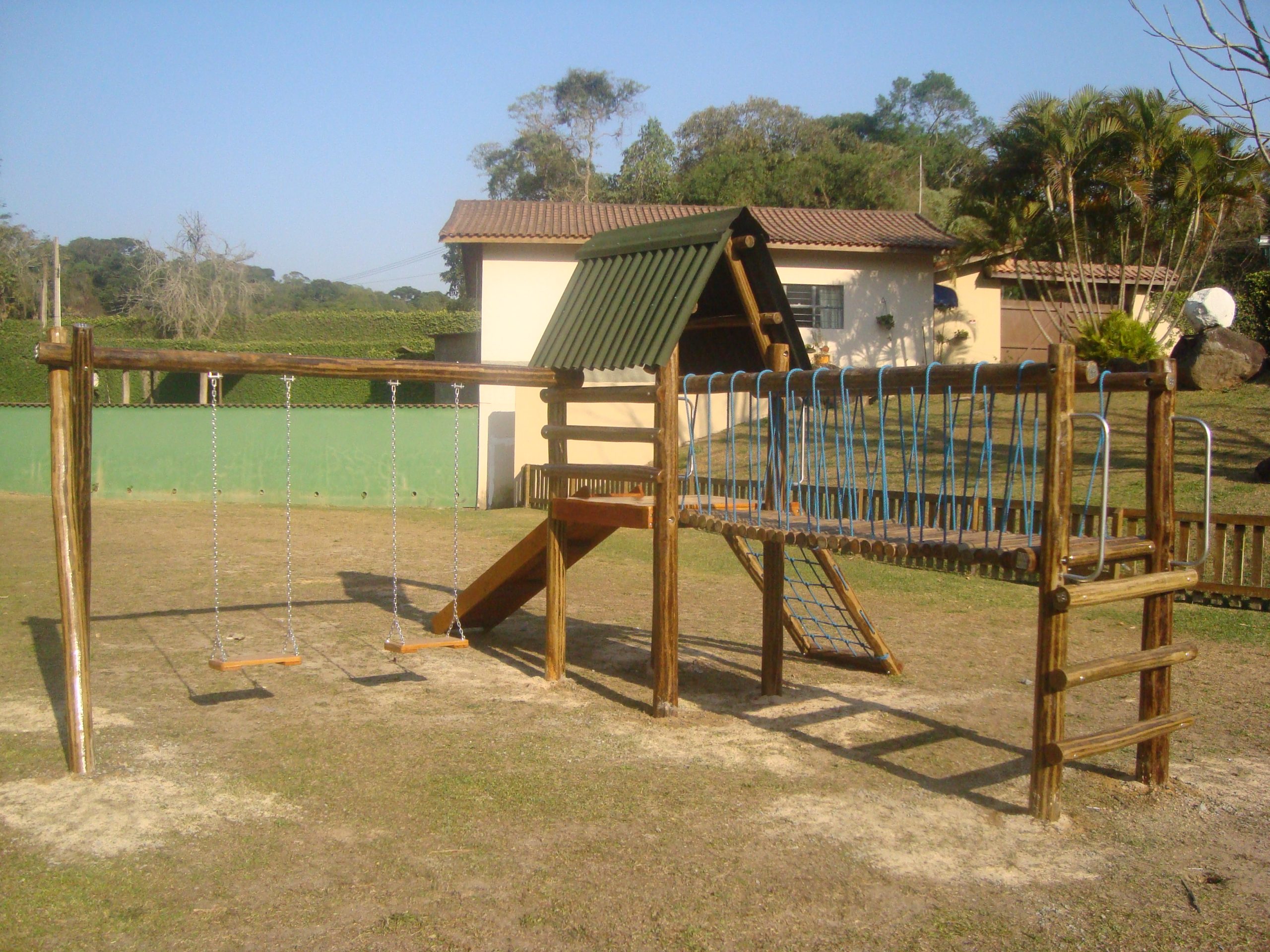 Playground rústico de alta durabilidade em área comum de condomínio