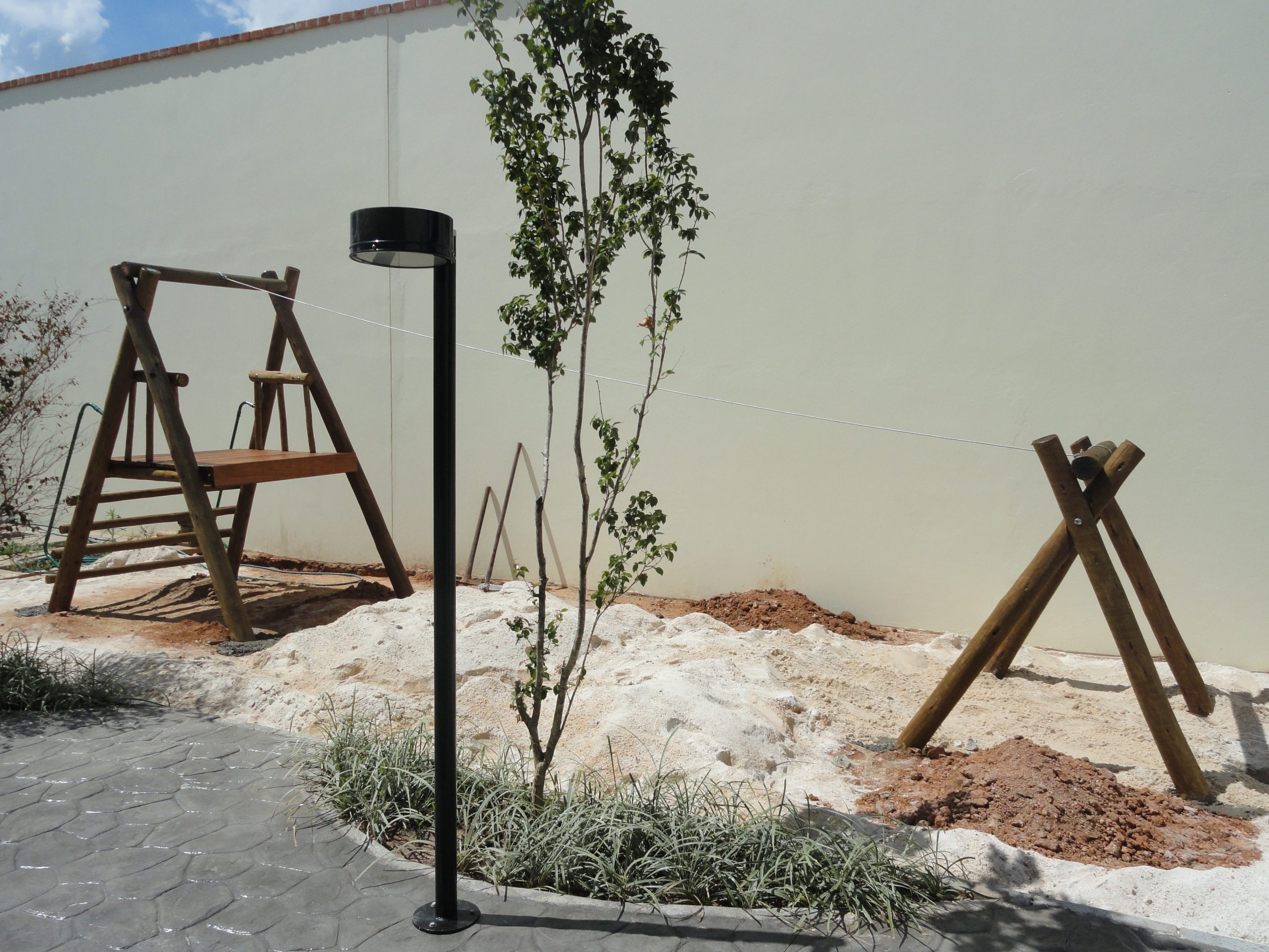 Circuito de recreação infantil em madeira tratada de reflorestamento