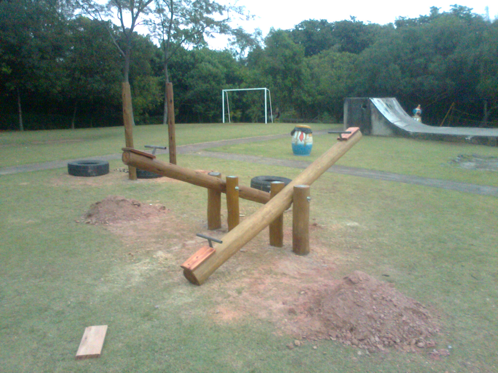 Detalhe de montagem profissional de brinquedo externo em eucalipto