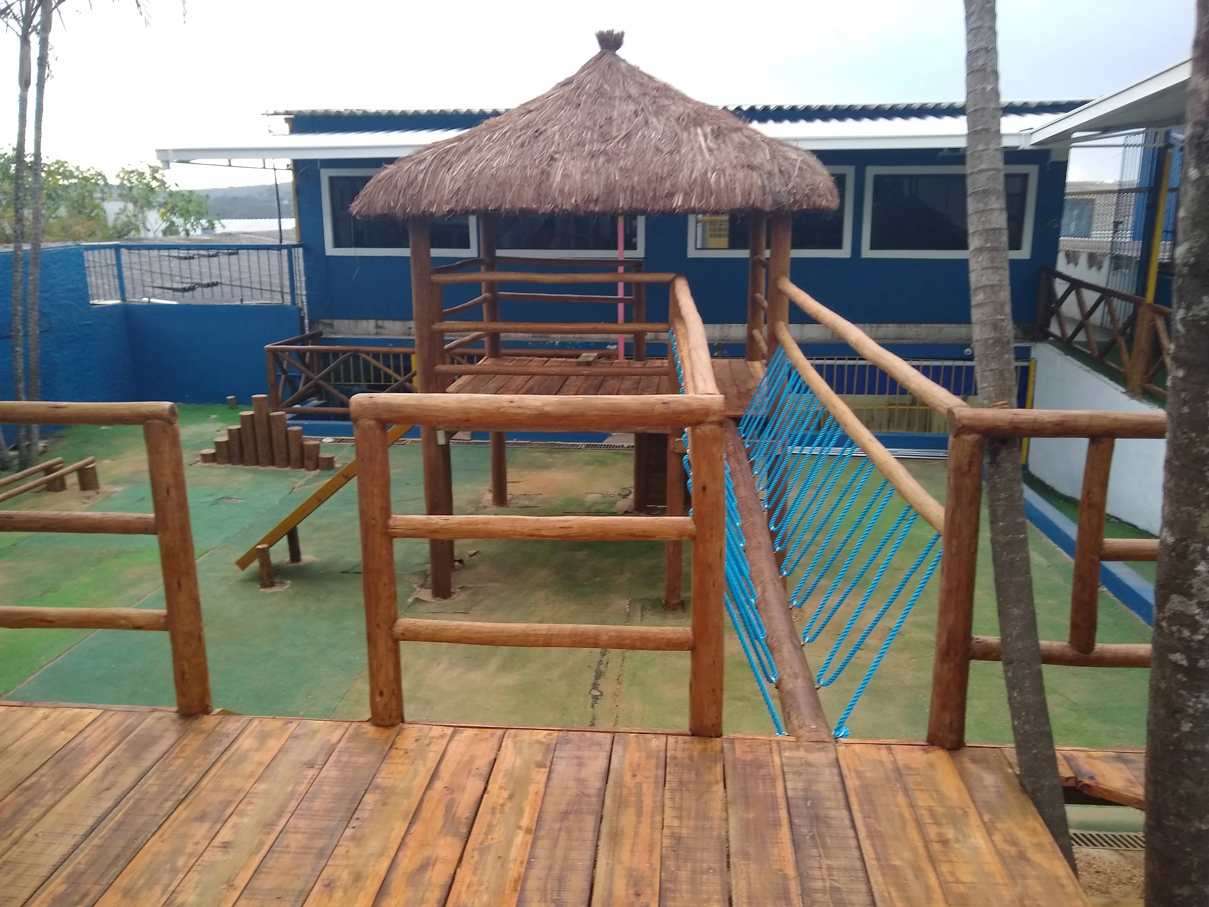 Foto de playground feito de madeira tratada de eucalipto de alta durabilidade em uma escola