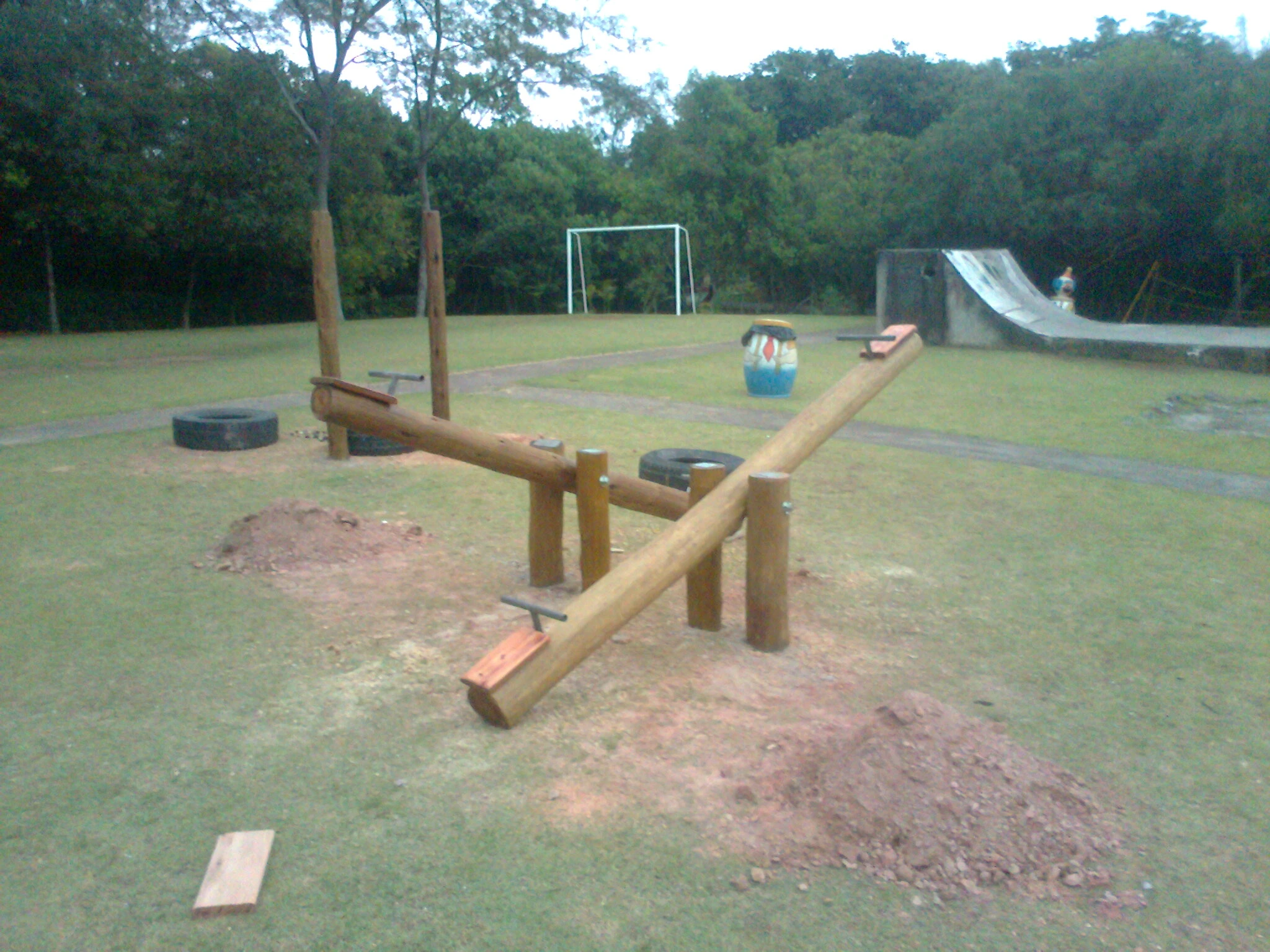 Foto de playground feito de madeira tratada de eucalipto de alta durabilidade em uma área de lazer de condomínio