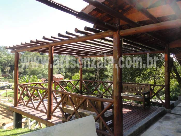 Detalhe de sombreamento em pergolado com varas paralelas de eucalipto