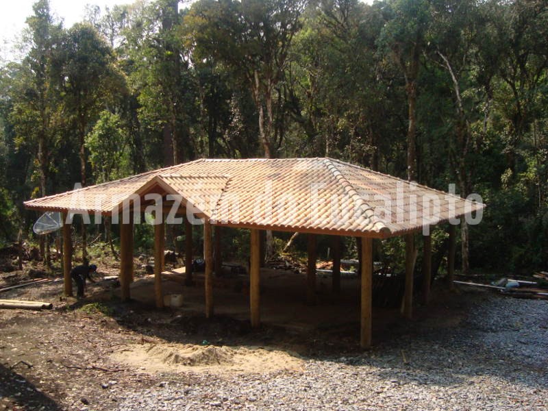 Detalhe de estrutura de telhado em eucalipto roliço selecionado