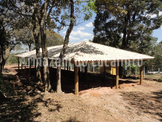 Estrutura rústica de galpão em eucalipto tratado para fins rurais