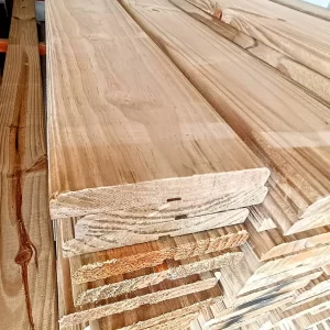 Deck em madeira de Pinus da espécie eliotti tratado em autoclaveDeck boleado (face de baixo reta e face de cima arredondada nos dois cantos)Largura de 14
